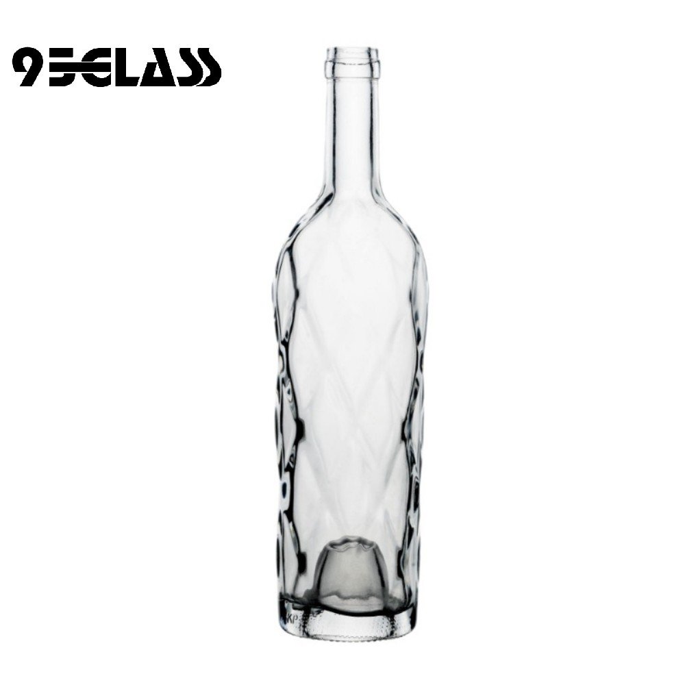 Elegant diamond-pattern crystal-clear glass bottle – beautiful liquor bottles for whiskey, wine, and spirits.