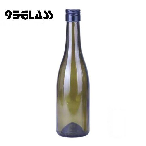 Small wine bottles with green glass and screw cap, ideal for preserving wine freshness.